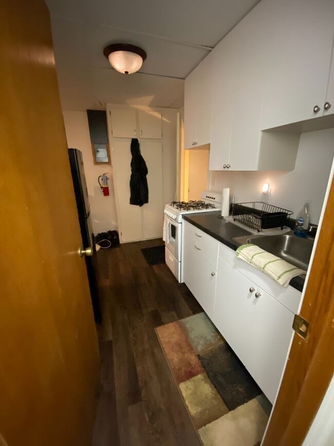 Building Photo - Studio Apartment Near Campus