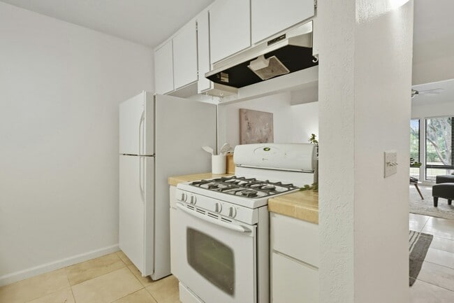 Building Photo - 2526 Overhill Ln