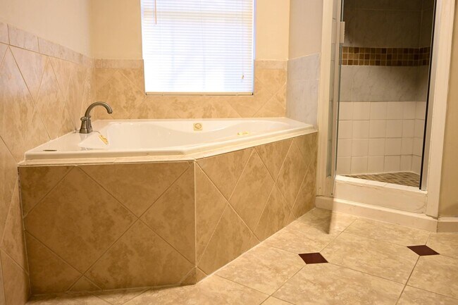 Building Photo - Stunning 3BR / 3BA Home on 2.48 Acres – Hillsborough, NC