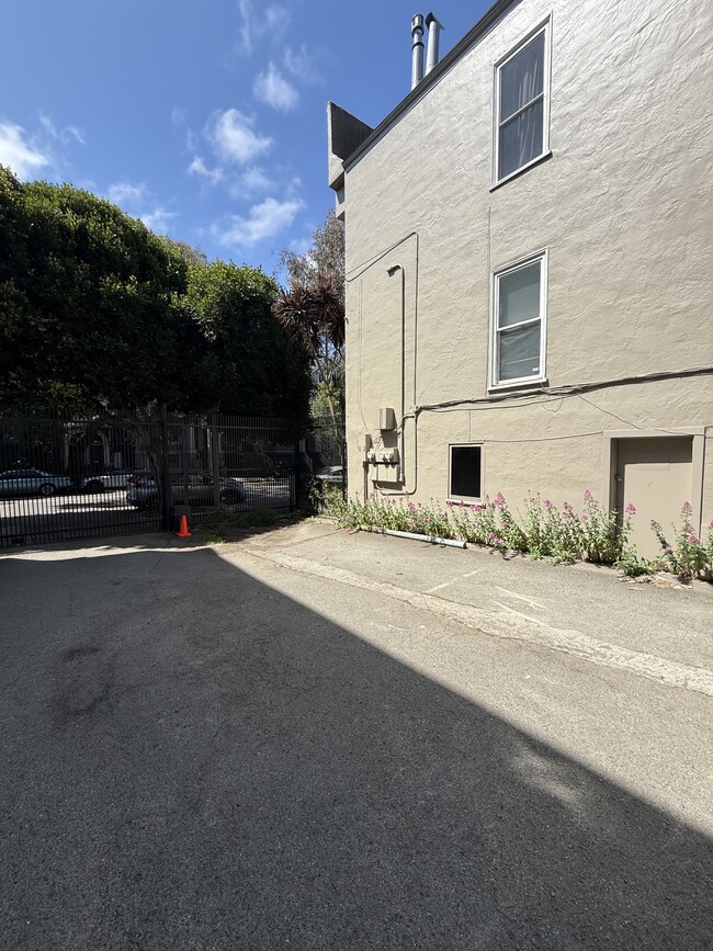 Building Photo - 1724 Waller St