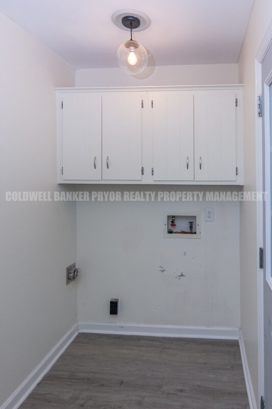 Building Photo - 9356 Charbar Cir