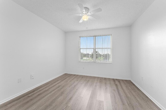 Building Photo - 2100 Greenview Shores Blvd