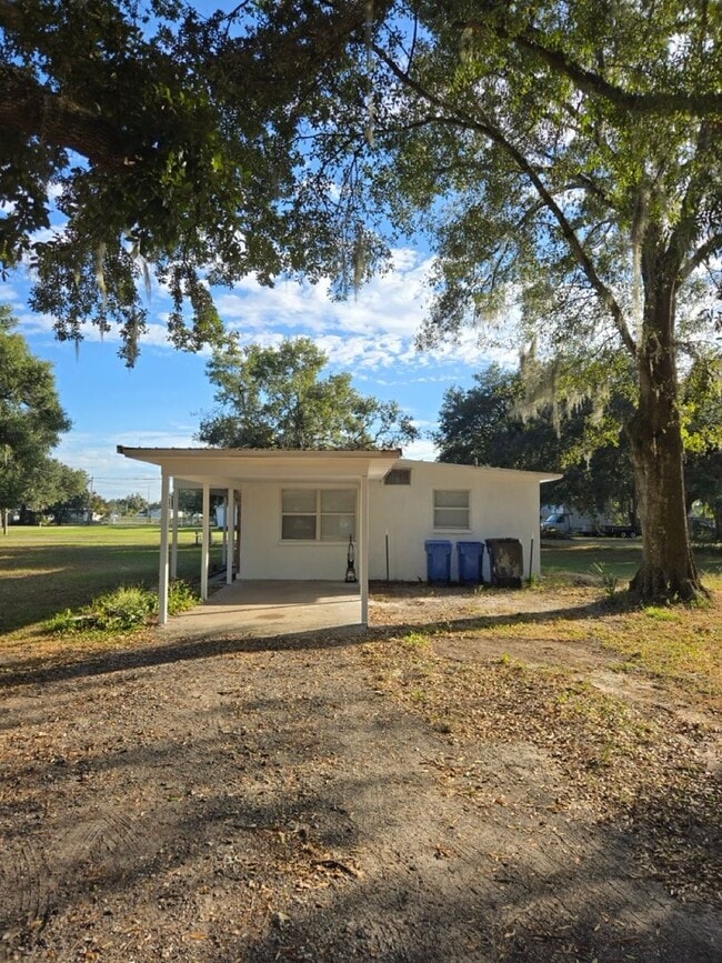 Building Photo - Spacious 3-Bed, 1-Bath Home on Quiet Road ...