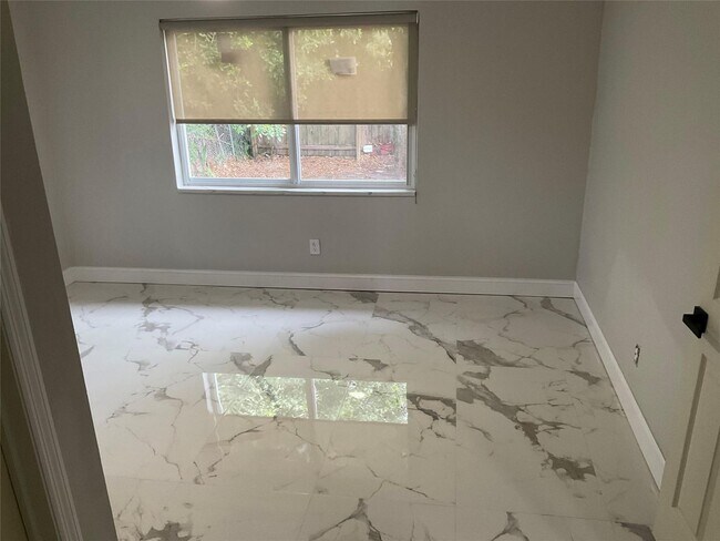 Building Photo - 642 NW 14th Way