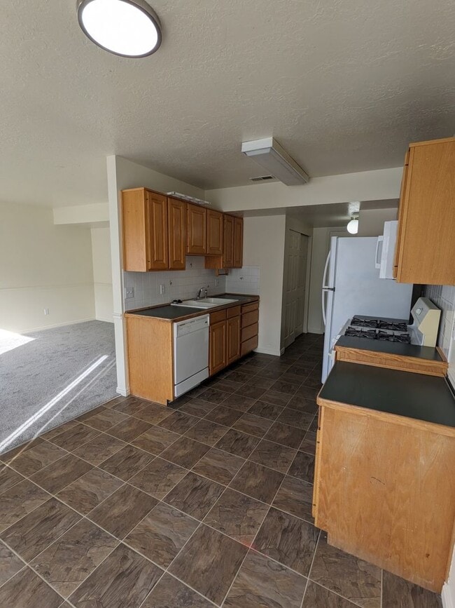 Building Photo - Layton 3 Bed Townhome with Garage & Fenced Yard – 2 Weeks Free!