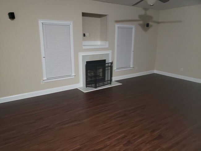 Building Photo - Charming 3 bed 2.5 bath Home in Huntersville!