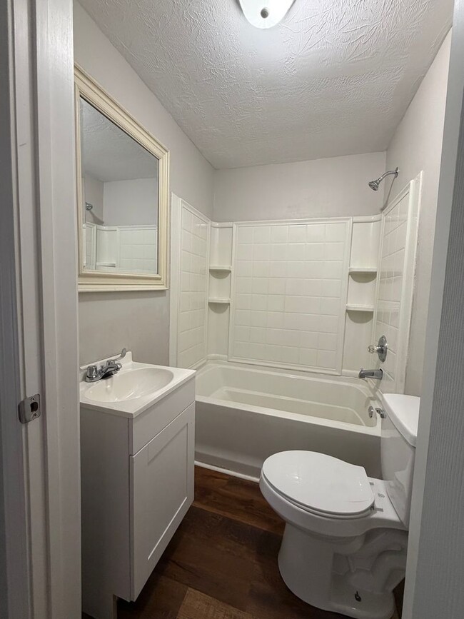 Building Photo - 3 Bedroom in Frankfort!