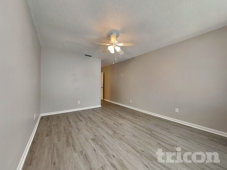 Building Photo - 309 Regal Park Dr