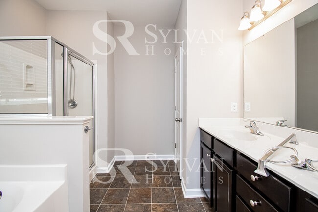 Building Photo - Feel welcome in this well-maintained 4BR 2...