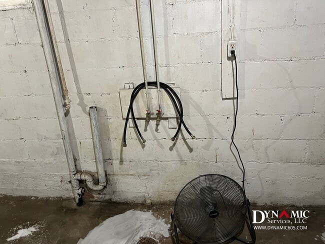 Building Photo - Upper Level 2 Bedroom, 1 Bathroom Duplex - Tenant Pays ALL Utilities