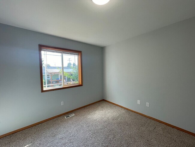 Building Photo - Spacious 5BR / 3BA Beacon Hill Home – 2,210 SF – $3900 – Pets OK