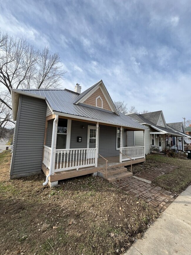 Building Photo - 2 Bedroom House For Rent