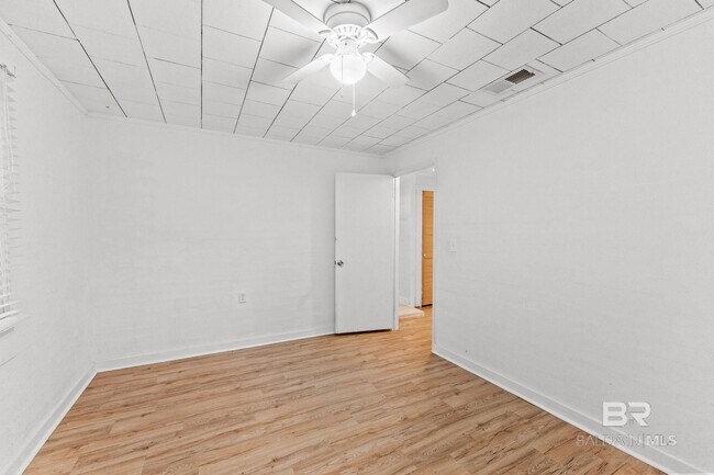 Building Photo - 200 S Hillside Ln