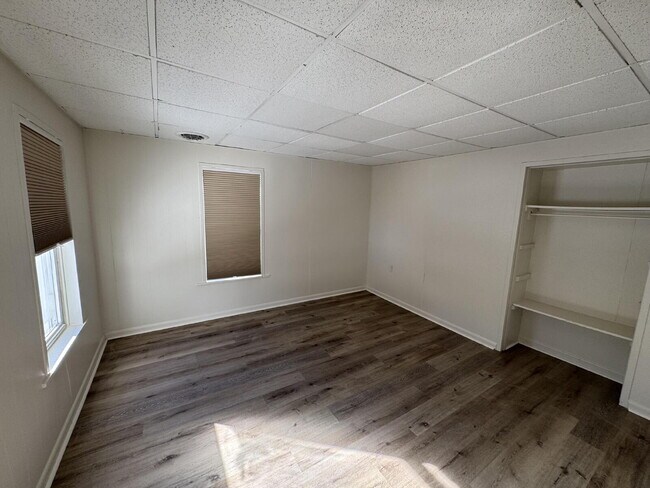 Building Photo - "Charming 3-Bed Home with Full Bath in Serene Spring Glen!"