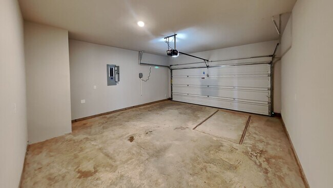 Building Photo - Very Nice 4 Bedroom 2 1/2 Bath in Yukon Schools + an office + bonus room