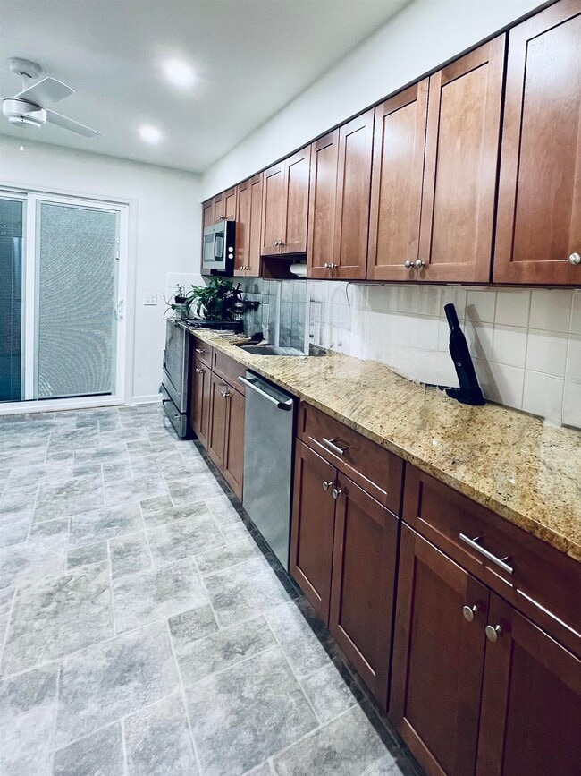 Building Photo - 724 6th St