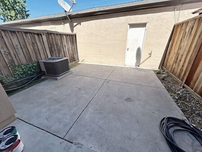 Building Photo - Move-in ready Evergreen townhome with private backyard, detached 2-car garage, and great communit...