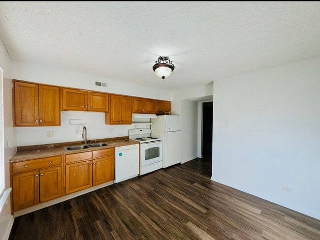 Building Photo - 3 Bedroom 1.5 Bathroom Townhome