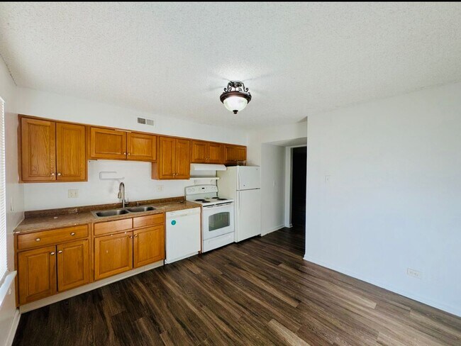 Building Photo - 3 Bedroom 1.5 Bathroom Townhome W/ ONE MONTH FREE