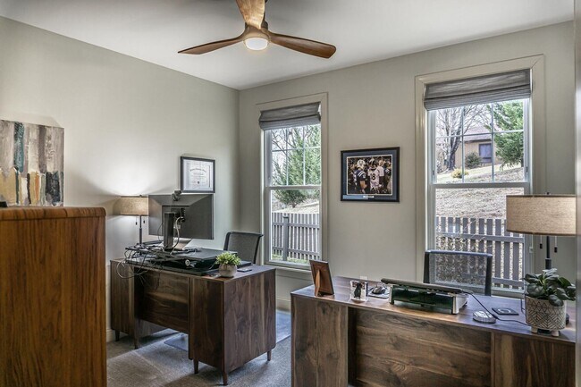 Building Photo - Stunning Custom Built Home in Ridgefields