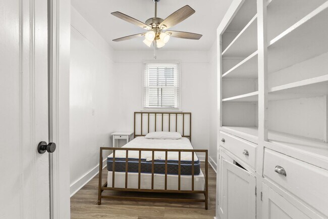 Building Photo - Fresh and elegant 5 Bedroom ONE BLOCK from...