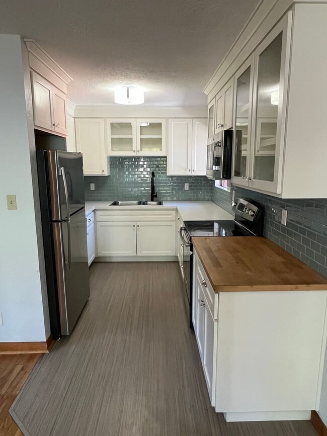 Building Photo - Single Level Home in Midtown
