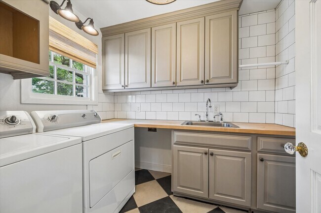 Building Photo - 5210 Meadow Lake Ln