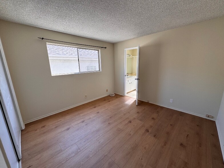 Building Photo - 320 23rd Pl