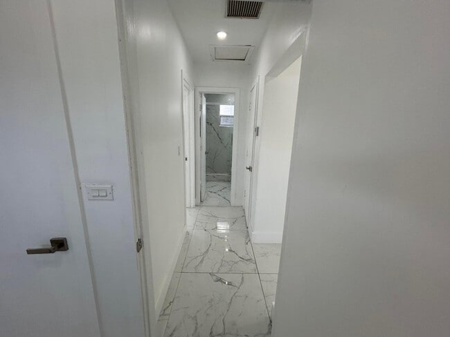 Building Photo - 4350 SW 62nd Ave