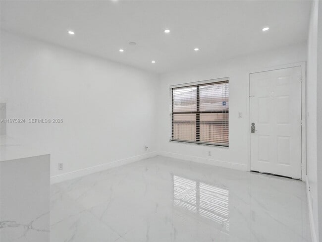 Building Photo - 10051 Winding Lake Rd