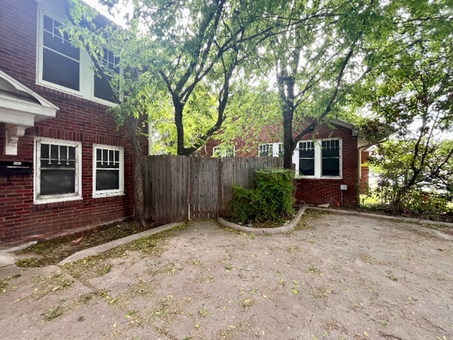 Building Photo - 2Bed/1bath Duplex in Hyde Park with Small ...