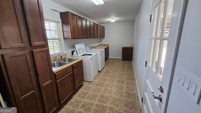 Building Photo - 1151 Stark Rd