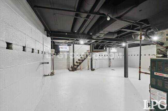 Building Photo - 928 W Gramercy Ave