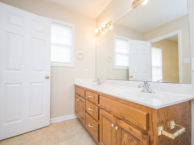 Building Photo - Beautiful full brick home!