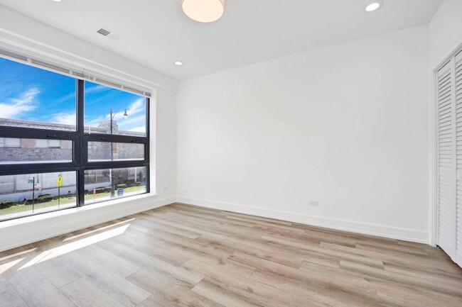 Building Photo - 4350 W Lawrence Ave