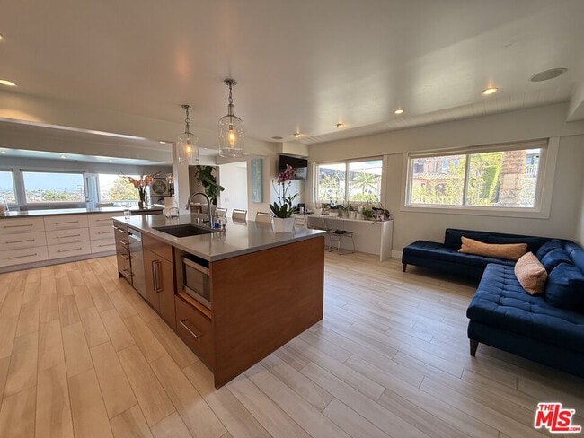 Building Photo - 200 Larsson St