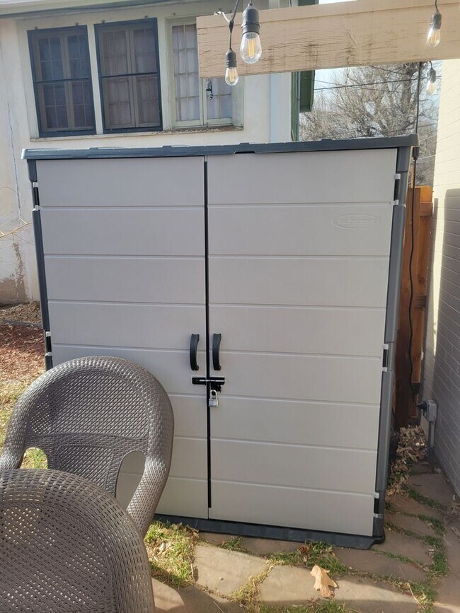 Building Photo - 2 Bedroom Cottage Oasis on The Hill!