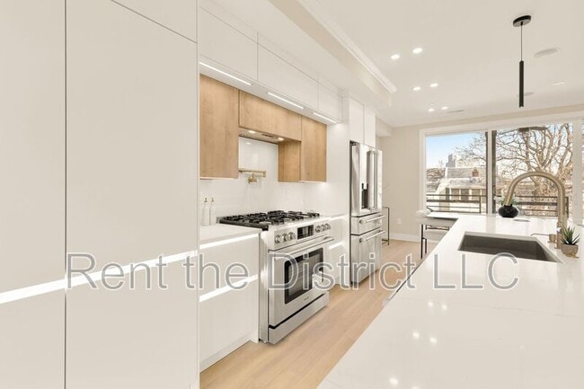 Building Photo - 1365 Perry Pl NW