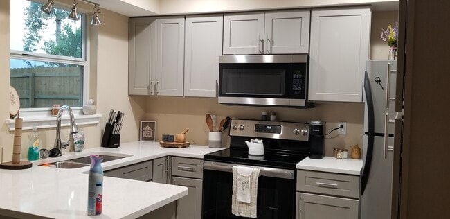 Building Photo - 430 Venetian Way