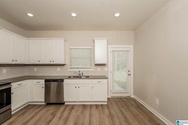 Building Photo - 142 Kings Wy