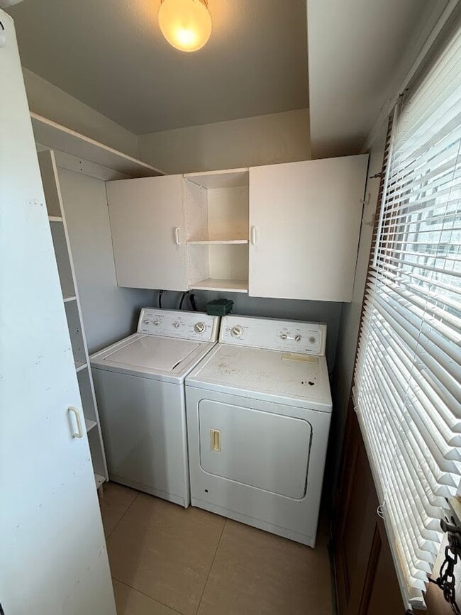 Building Photo - 3 Bedroom 2 Bathroom Granada Hills Home (Main House) Great Location!