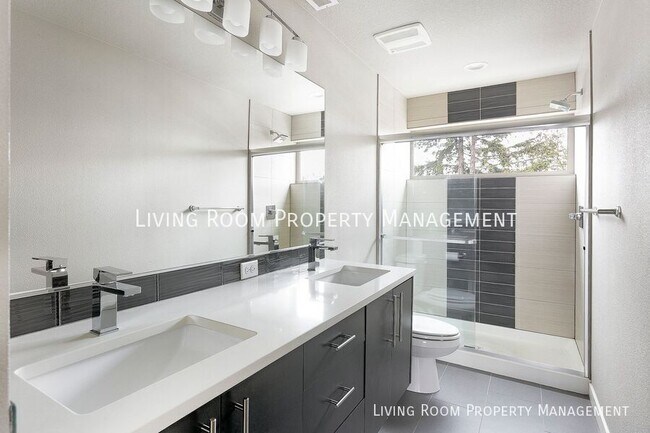 Building Photo - 736 N Webster St