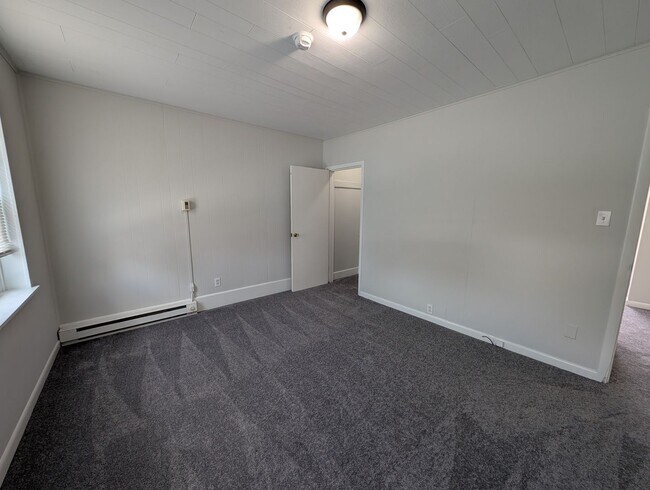 Building Photo - Large 2 Bed 1 Bath Townhome