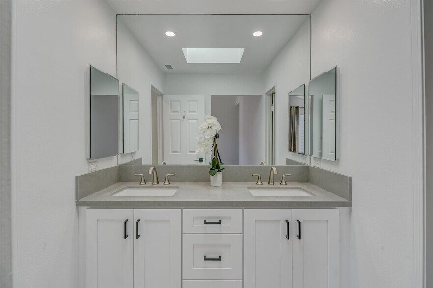 Building Photo - 2191 Canyon Dr