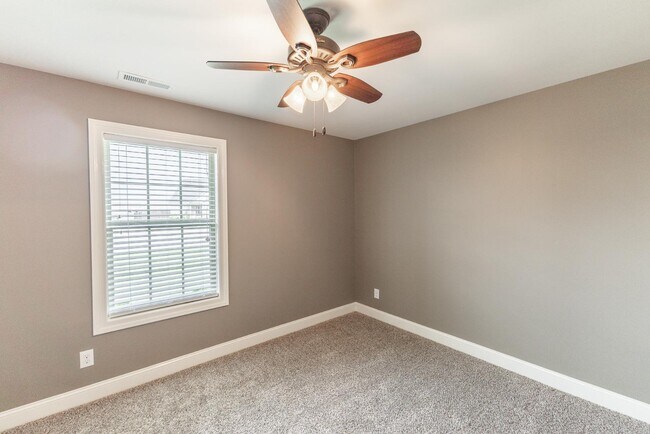 Building Photo - 13384 Hidden Valley Dr
