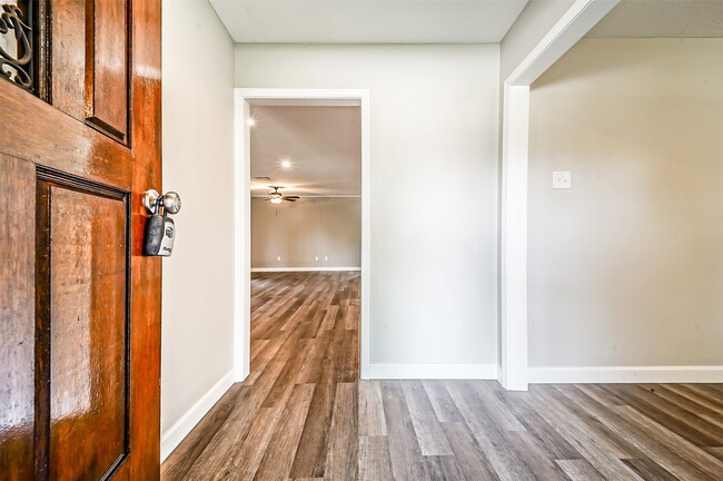 Building Photo - 2605 Leslie St