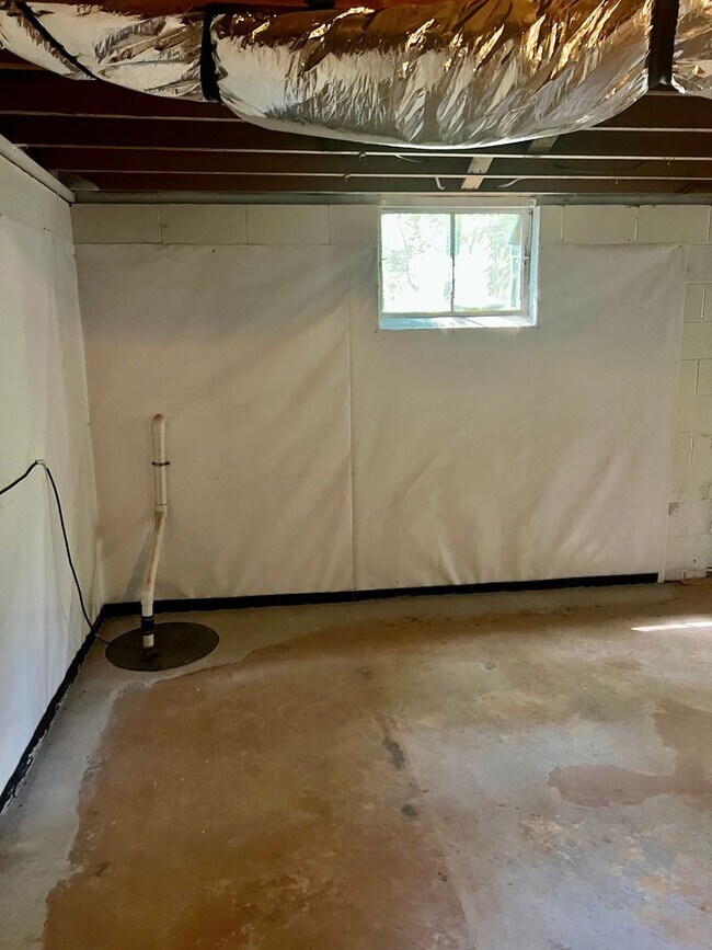 Building Photo - 3 Bedrooms, 2 Bath Home for Rent