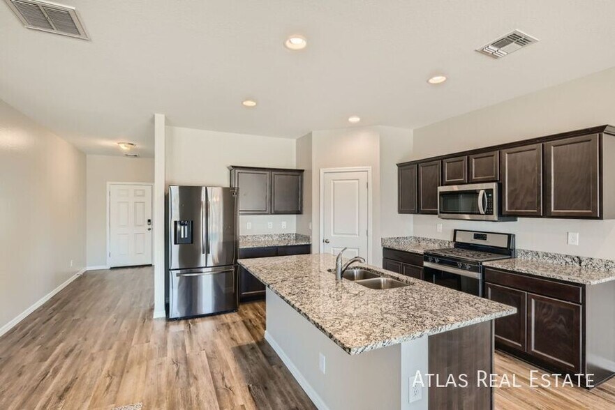 Building Photo - 4518 W Saddlebush Way