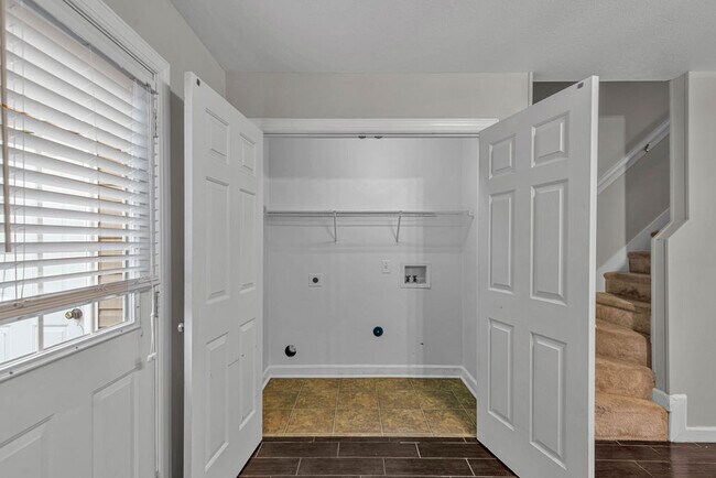Building Photo - 300 Streamwood Dr