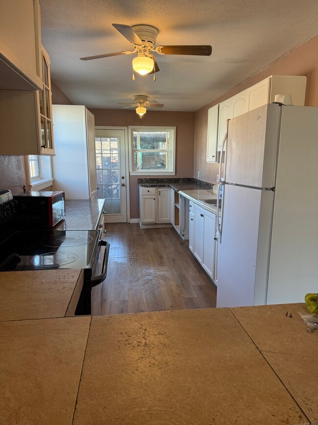 Building Photo - 2116 N Riverside Dr